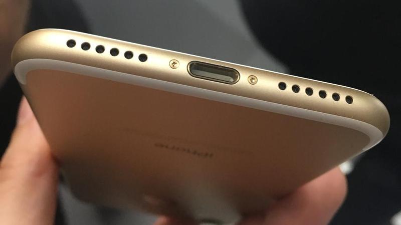 Jak ładować iPhone 7 i słuchać muzyki