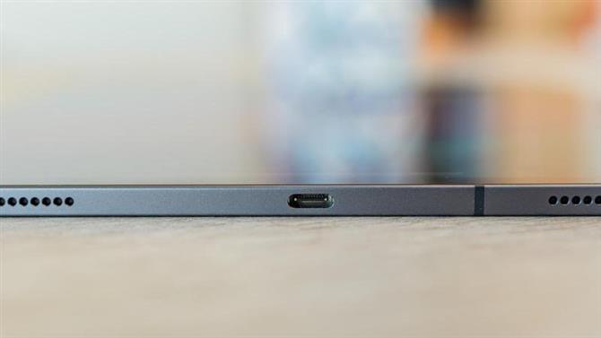 Jak naładować iPhone’a od iPada Pro