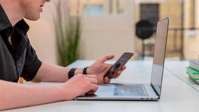 Jak podłączyć iPhone’a do Maca