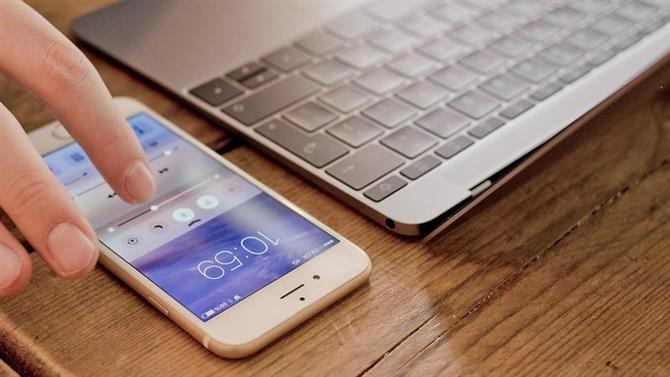 Jak przesyłać zdjęcia i filmy z iPhone’a na Maca