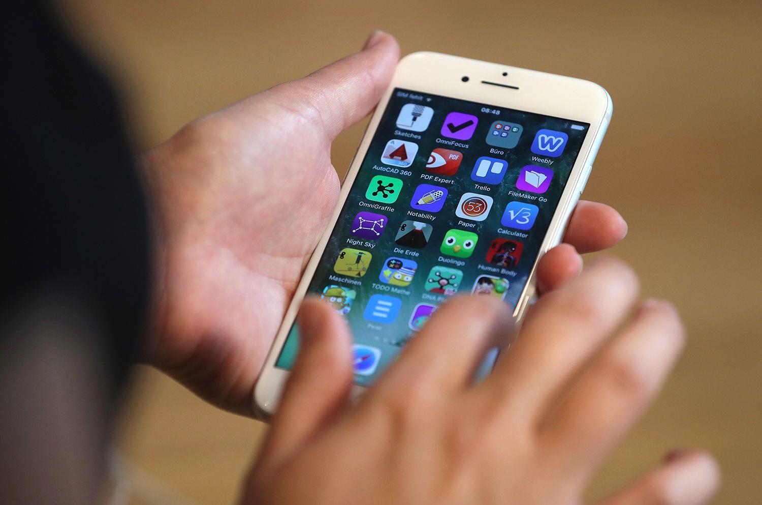Jak tworzyć foldery i aplikacje grupowe na iPhone’ie