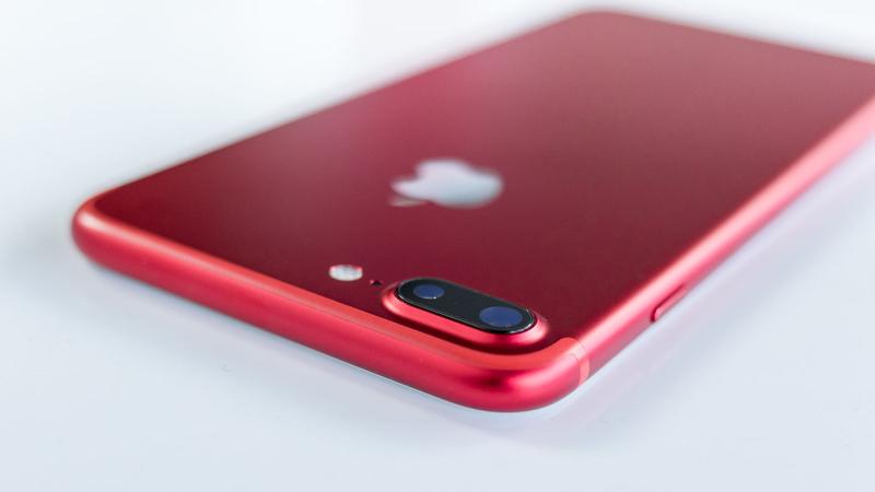 Jak uzyskać czarny ekran z przodu na czerwonym iPhone 7