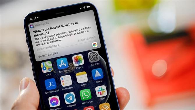 Jak wywołać Siri, gdy wyświetlacz iPhone’a jest zasłonięty?