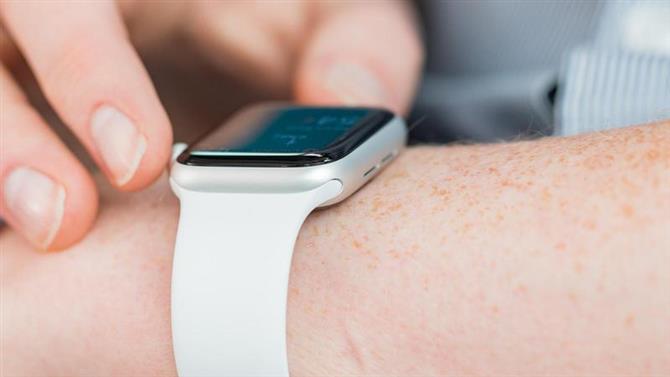 Jak zmieniać aplikacje w stacji dokującej Apple Watch