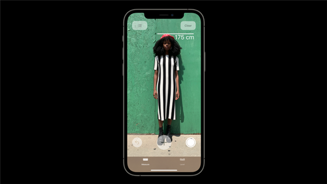 Jak zmierzyć czyjś wzrost za pomocą iPhone’a 12